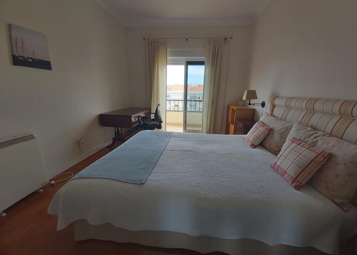 Quarto com cama dupla, secretária, armários embutidos e varanda Quarto com cama dupla, secretária, armários embutidos e varanda