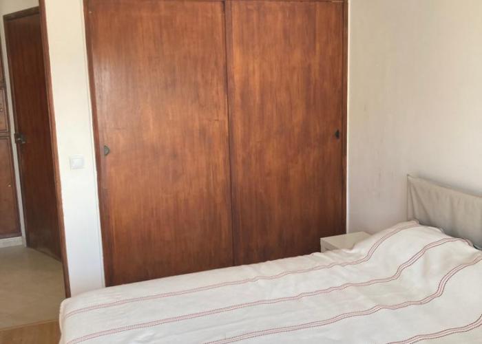 Roupeiro no quarto e entrada (ao fundo)