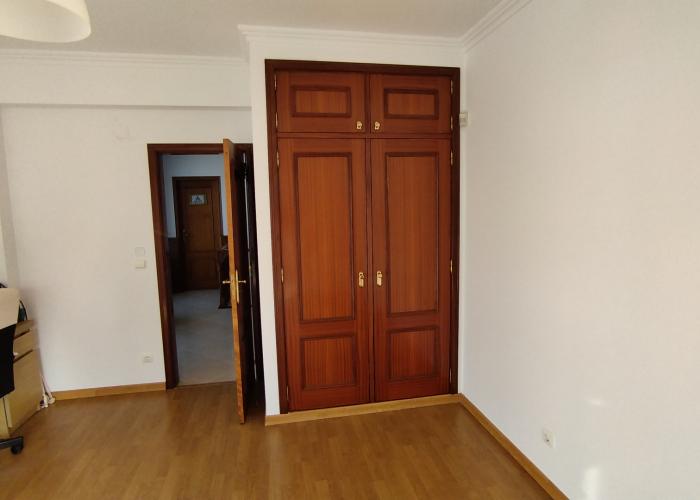 Quarto com roupeiro Quarto com roupeiro