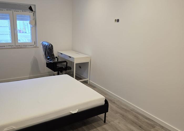 Quarto com secretária e cadeira Quarto com secretária e cadeira
