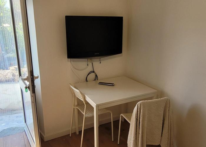 Televisao e mesa de refeições Televisao e mesa de refeições
