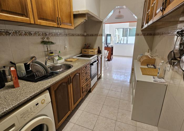 Cozinha partilhada com fogão elétrico, máquina de café, microondas, frigorifico, e máquina de roupa Cozinha partilhada com fogão elétrico, máquina de café, microondas, frigorifico, e máquina de roupa