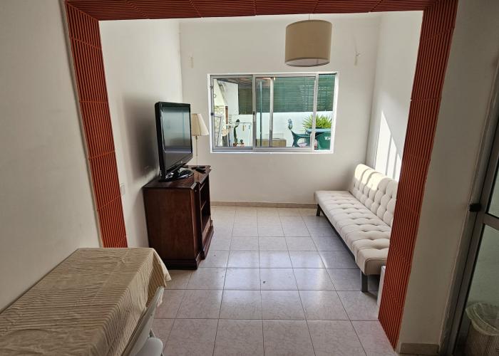 Zona comum, mesa extensível, sofá cama e acesso ao quintal com churrasqueira partilhada Zona comum, mesa extensível, sofá cama e acesso ao quintal com churrasqueira partilhada