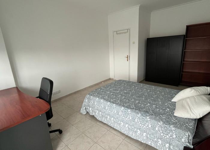 Quarto 19m2 com cama casal e acesso a varanda