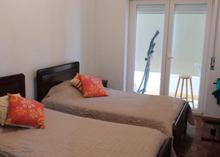 Quarto com duas camas individuals/ Bedroom with two single beds 
