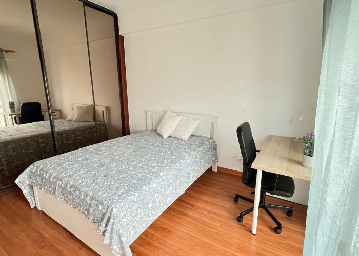 Quarto com varanda e cama casal Quarto com varanda e cama casal
