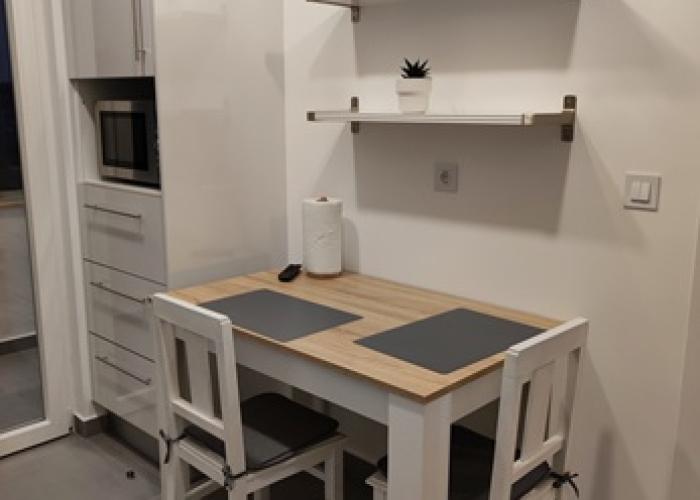Mesa de refeições da cozinha / Kitchen dining table.