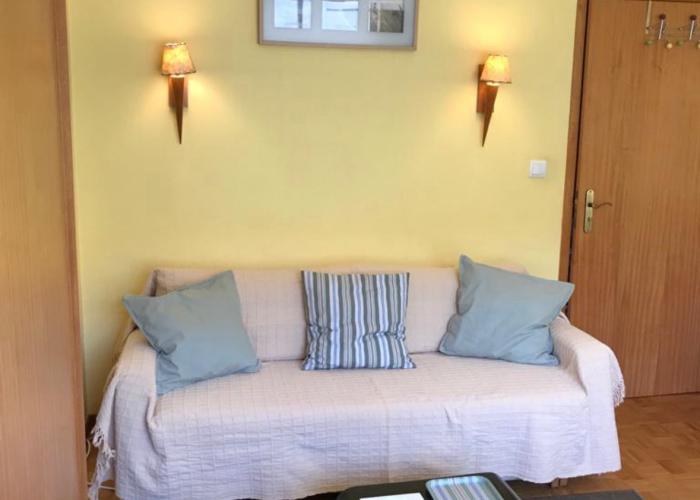 Sofá e mesa de apoio Sofá e mesa de apoio