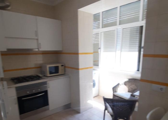 Cozinha, mesa de refeição e estar