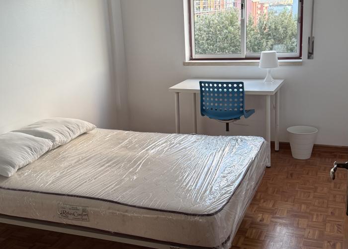 Quarto com cama de casal