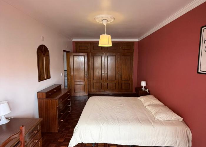 Quarto mobilado com varanda privada