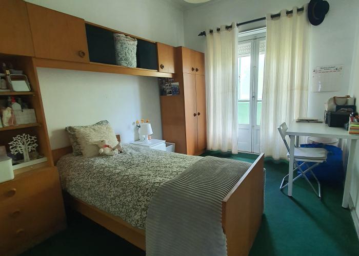 quarto 1 mobilado com cama e estrutura de arrumos