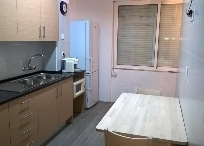Cozinha (tem televisão por cima da mesa)