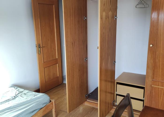 Quarto pequeno armario
