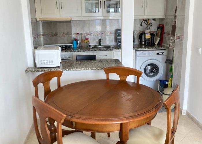 Cozinha e zona para refeições ou estudo (frigorífico não visível)