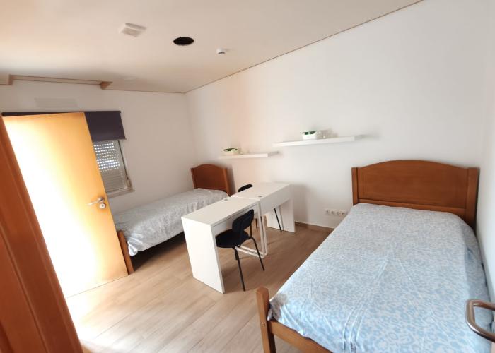 Quarto duplo que partilha wc c/ outro quarto