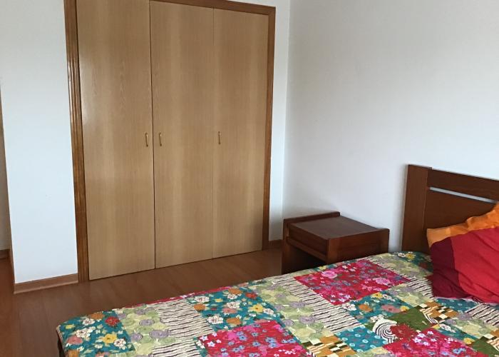 Quarto com roupeiro