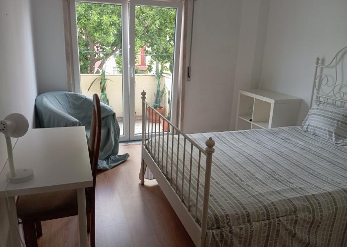 Quarto maior com cama de casal