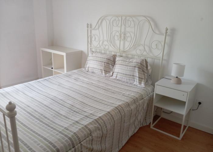 Quarto maior com cama de casal