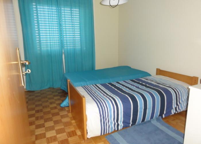 Quarto com roupeiro e secretária Quarto com roupeiro e secretária