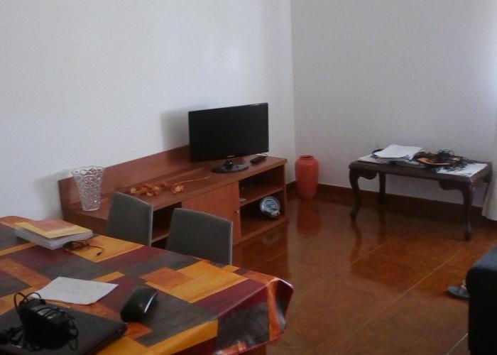 sala ampla com sofás, mesa, cadeiras e televisão sala ampla com sofás, mesa, cadeiras e televisão