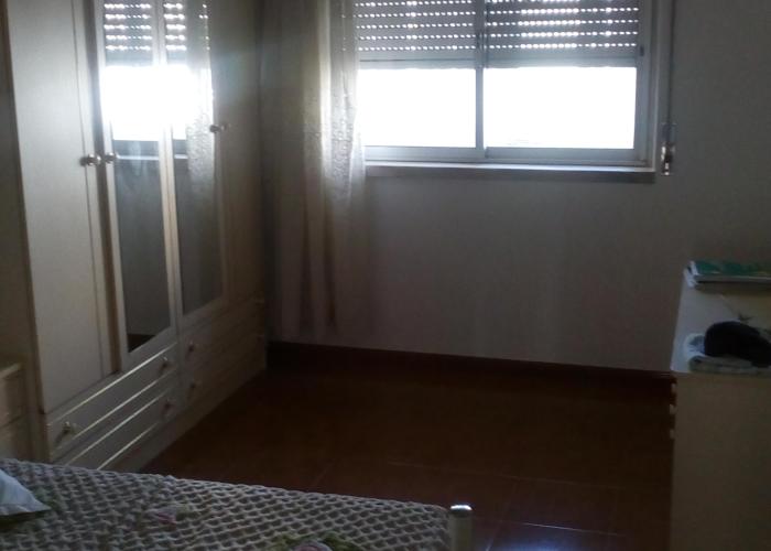 quarto individual com cama e roupeiro quarto individual com cama e roupeiro