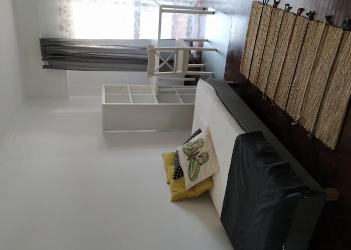 Quarto com 13 m2. Cama individual, roupeiro, secretária, cadeira, camiseiro e estante. Quarto com 13 m2. Cama individual, roupeiro, secretária, cadeira, camiseiro e estante.