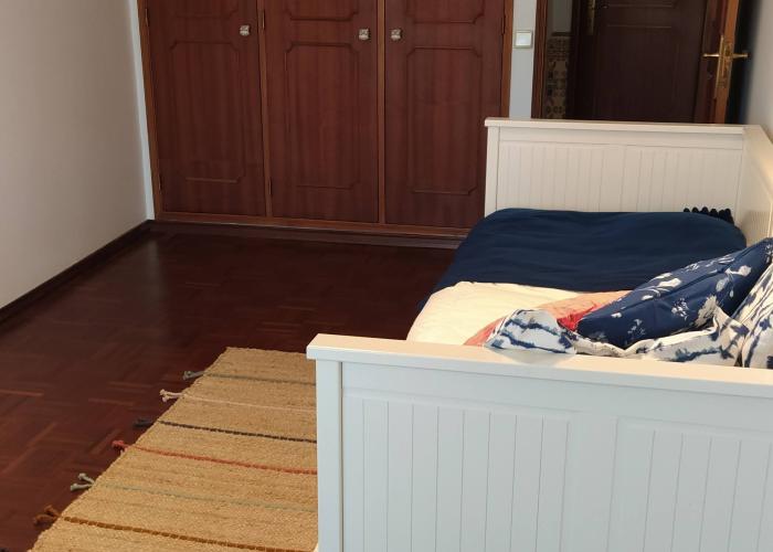 Quarto com 15m2. Cama individual, roupeiro, secretária, cadeira e estante. Quarto com 15m2. Cama individual, roupeiro, secretária, cadeira e estante.