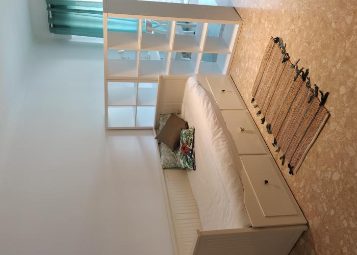 Quarto 20m2. Cama individual, secretária, cadeira, roupeiro e estante. Com área de leitura (cadeirão, candeeiro de pé e estante) Quarto 20m2. Cama individual, secretária, cadeira, roupeiro e estante. Com área de leitura (cadeirão, candeeiro de pé e estante)