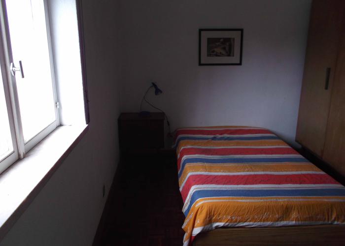 Quarto com cama de casal e WC privativo