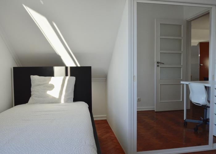 Quarto individual c/ cama solteiro Quarto individual c/ cama solteiro