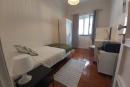 Quarto com cama individual, secretária, cómoda e armário