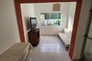 Zona comum, mesa extensível, sofá cama e acesso ao quintal com churrasqueira partilhada