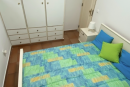 Cama casal com grande roupeiro