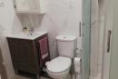 WC, com polibanho e armário de arrumação