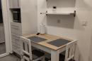 Mesa de refeições da cozinha / Kitchen dining table.