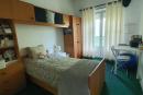 quarto 1 mobilado com cama e estrutura de arrumos