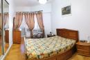 Quarto com armário e varanda