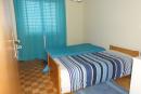 Quarto com roupeiro e secretária