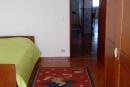 quarto individual com cama e roupeiro