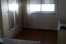 quarto individual com cama e roupeiro