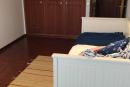 Quarto com 15m2. Cama individual, roupeiro, secretária, cadeira e estante.