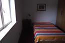 Quarto com cama de casal e WC privativo