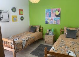 quardo de 2 camas individuais e com acesso a terraço exterior e a entrada autónoma