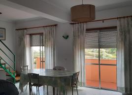 Sala com zona de refeições