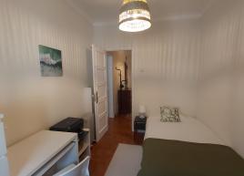 Quarto com cama individual, secretária, cómoda e armário