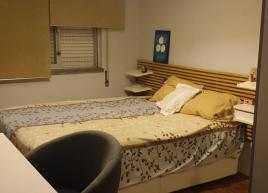Cama de Casal e mesa de cabeceira