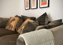 Sala de Estar com sofás, cadeiras e almofadas de chão