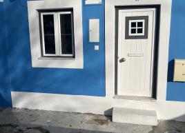 Apartment independente door