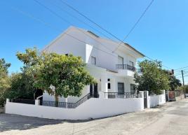 Casa com 2 pisos e espaço exterior